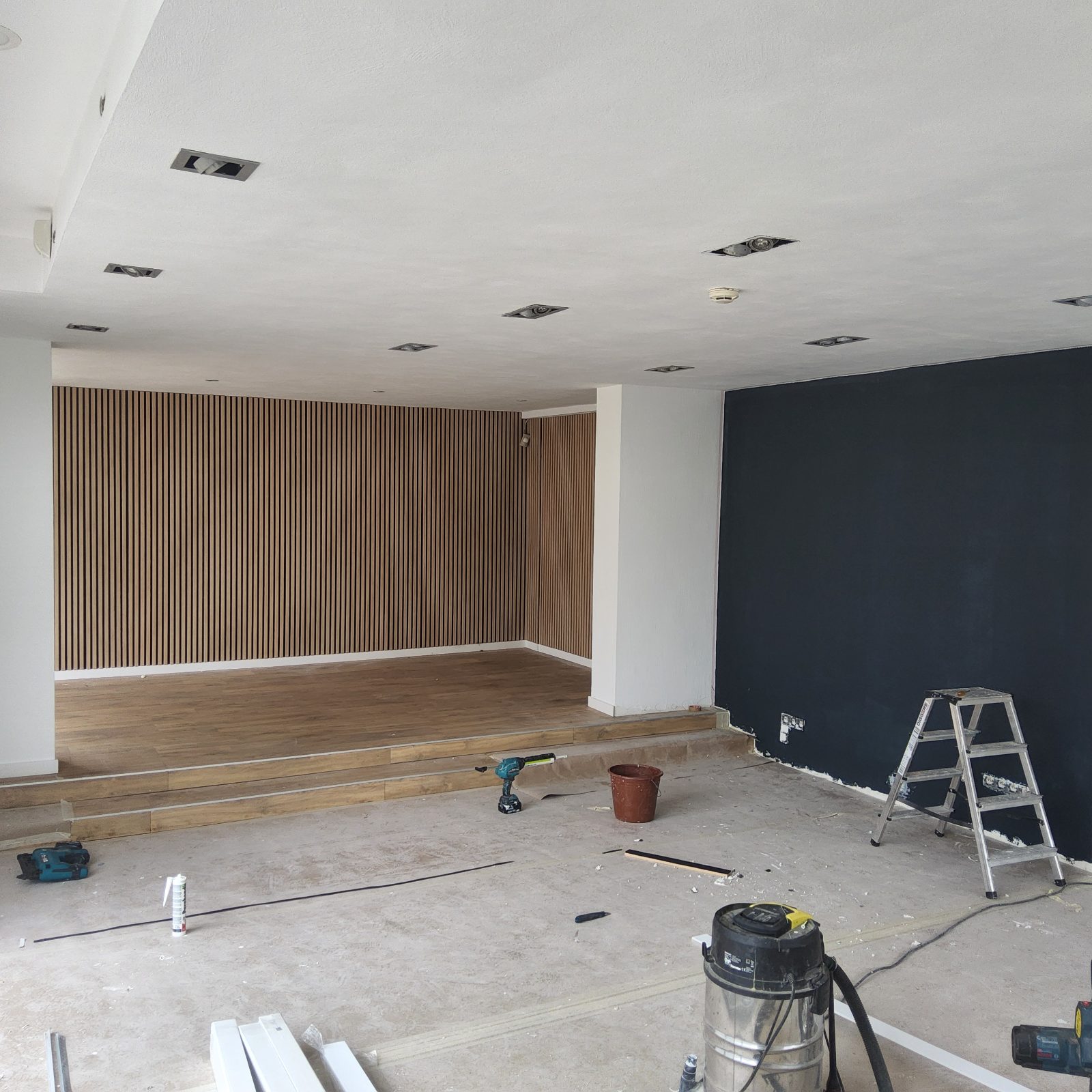 Pose du mur en tasseaux — chantier en cours