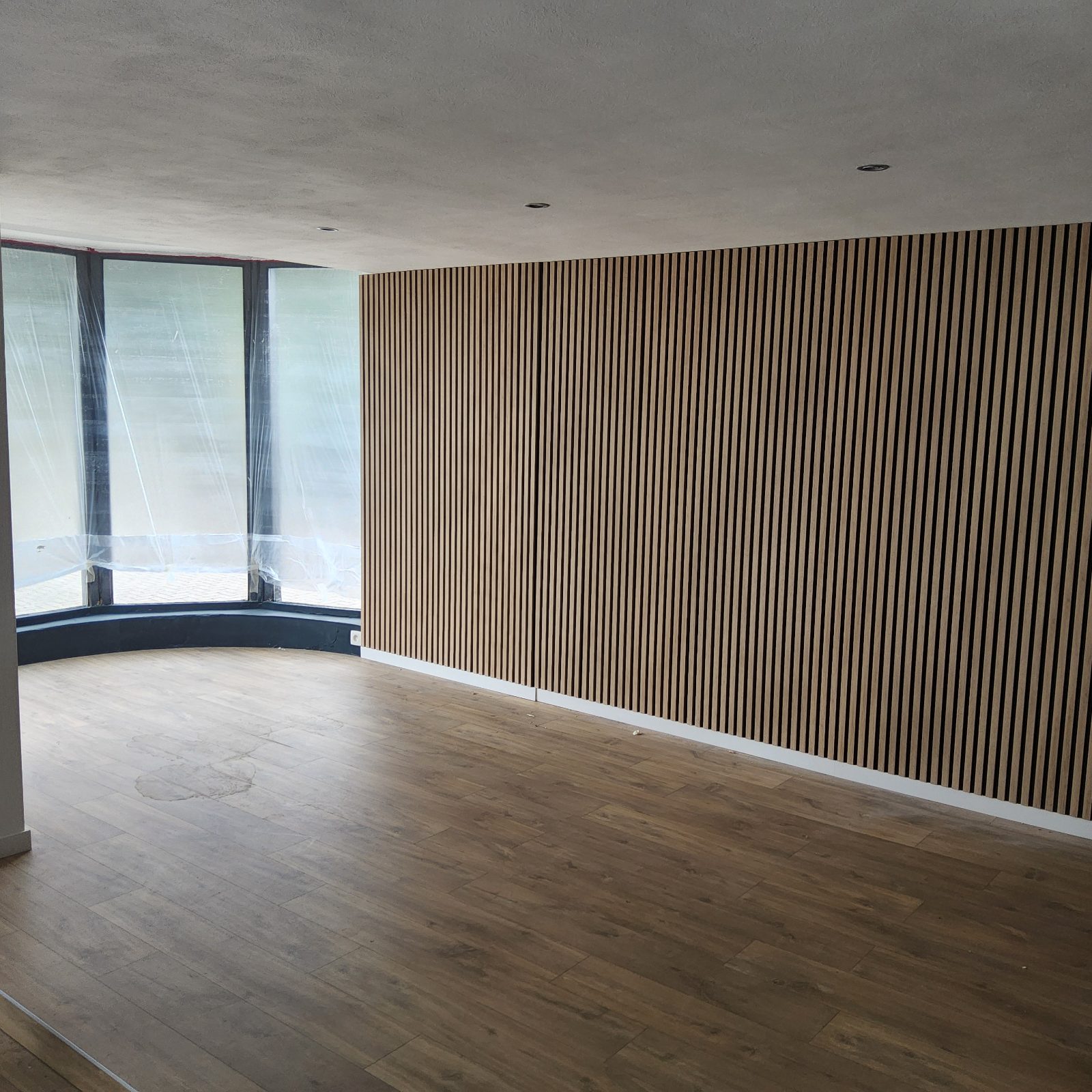 Mur en tasseaux et nouveau sol