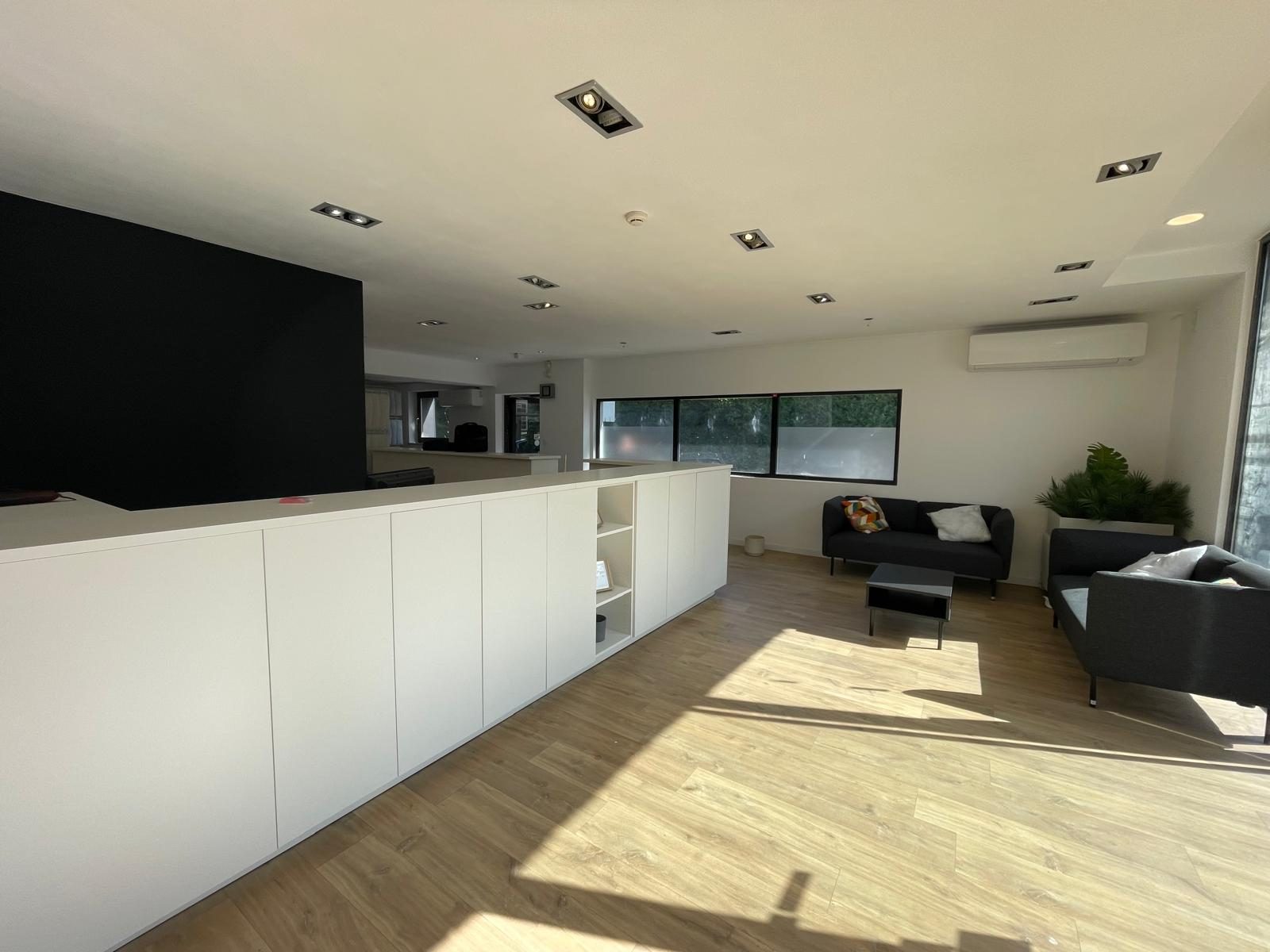 Bureau commercial rénové à Neupré — cuisine et coin détente