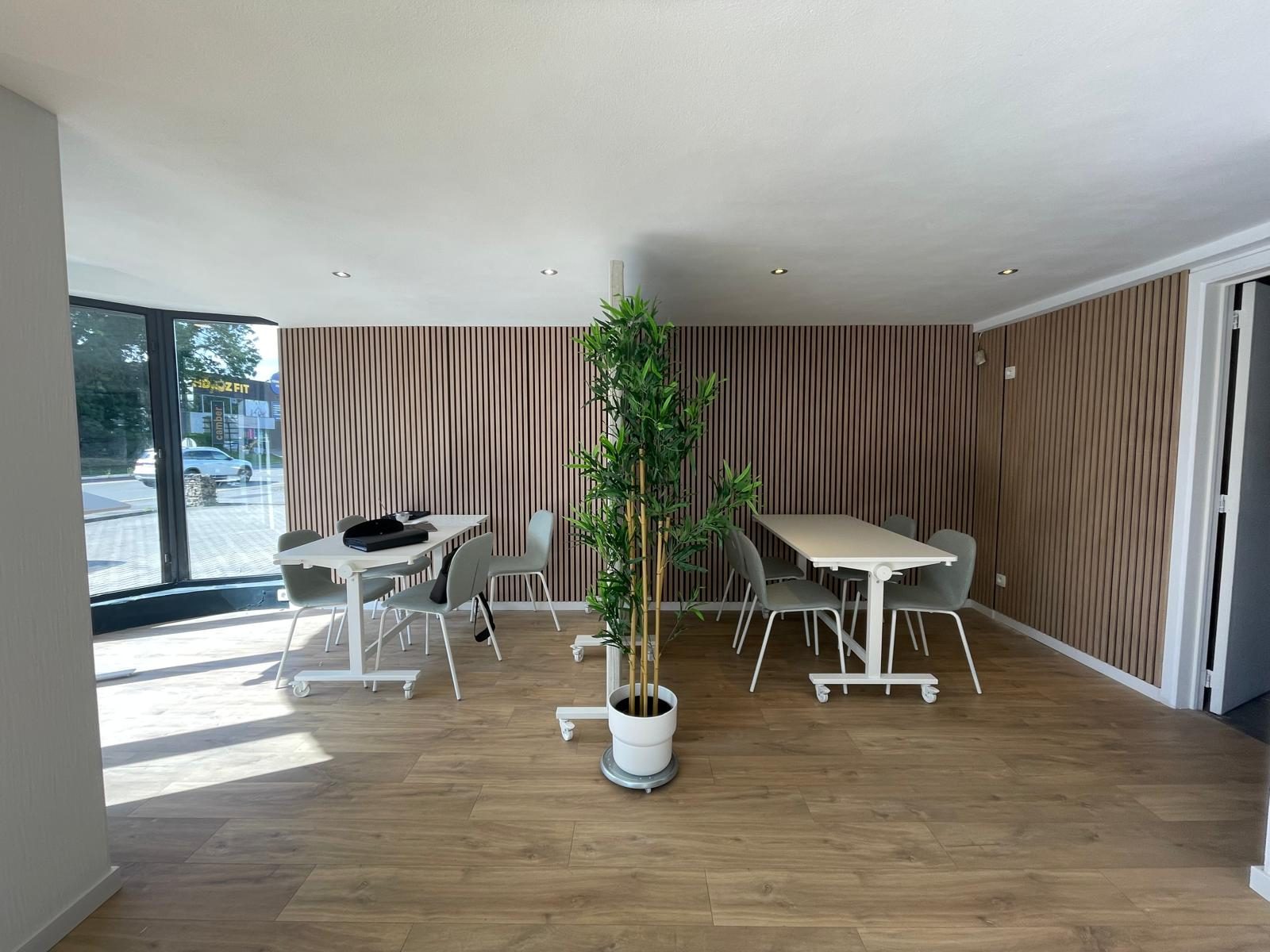 Salle conviviale — mur en tasseaux et plantes